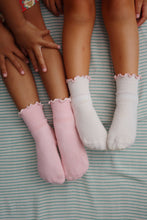 Load image into Gallery viewer, 2 pack rib frill socks - rose/off white